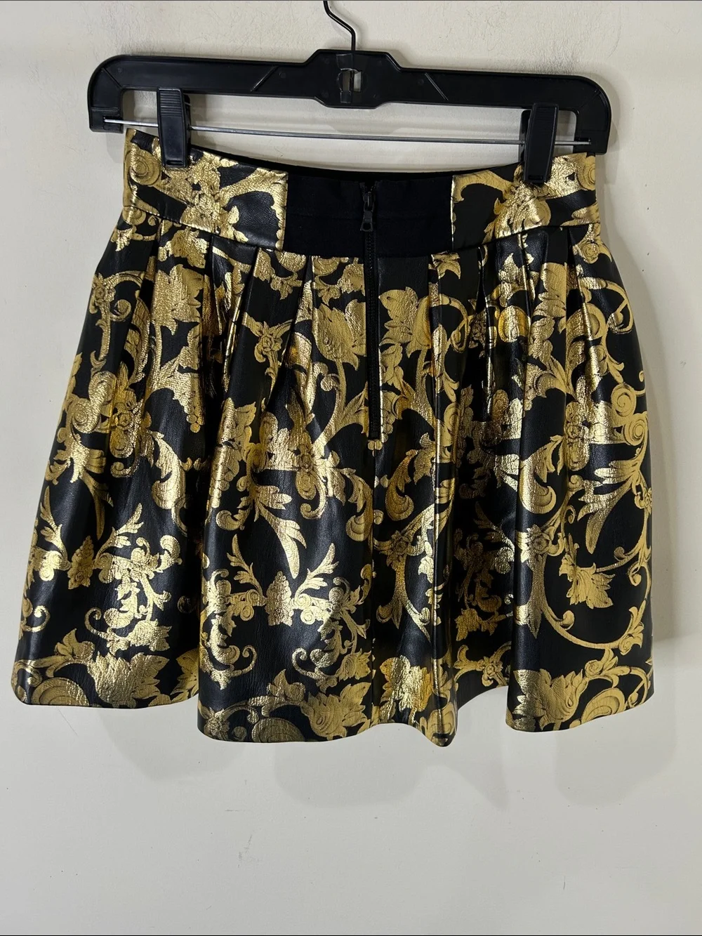 ALICE + OLiVIA Fizer Faux Leather Gold and Black Skirt Size 2
